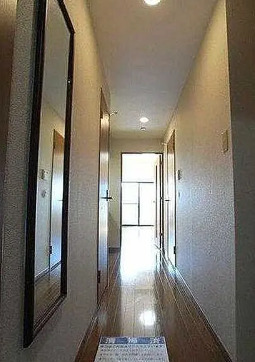 玄関　別部屋の画像を使用しております。