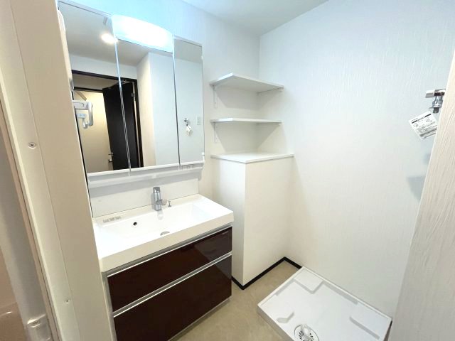 洗面設備　写真は、他部屋の反転間取りとなっております。
