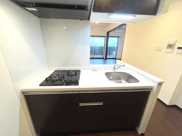 キッチン　写真は、他部屋の反転間取りとなっております。