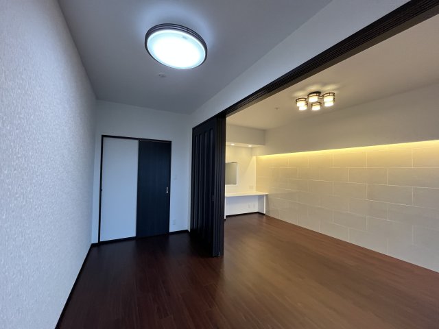 居室・リビング　写真は、他部屋の反転間取りとなっております。