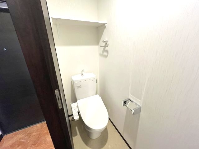 トイレ　写真は、他部屋の反転間取りとなっております。