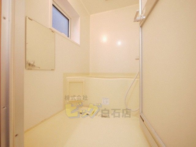 バス・シャワールーム　広々タイプのお風呂で窓もついています♪