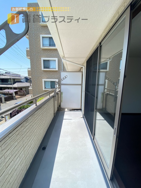 バルコニー　日差しが差し込む明るいお部屋です。