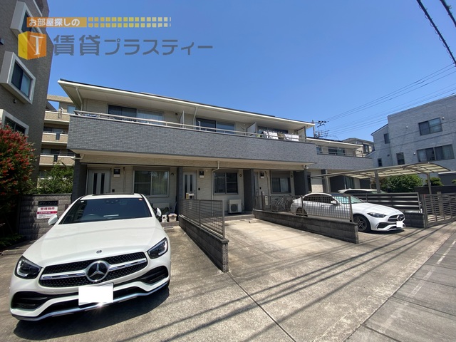 建物外観　駐車場付き、９０平米越えのテラスハウス。