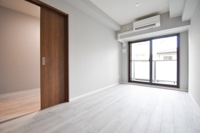 居室・リビング　エアコン付きのお部屋です