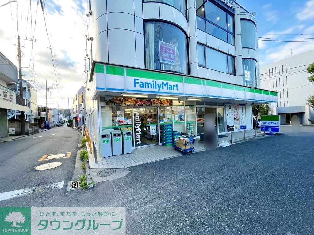 コンビニ　ファミリーマート大船駅北店（コンビニ）まで330m