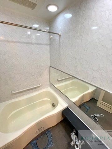 バス・シャワールーム　※同タイプの別のお部屋です。