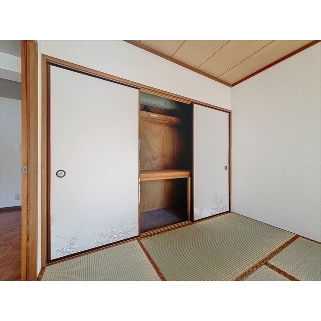 収納　天井まで入る広々した和室の押入れ