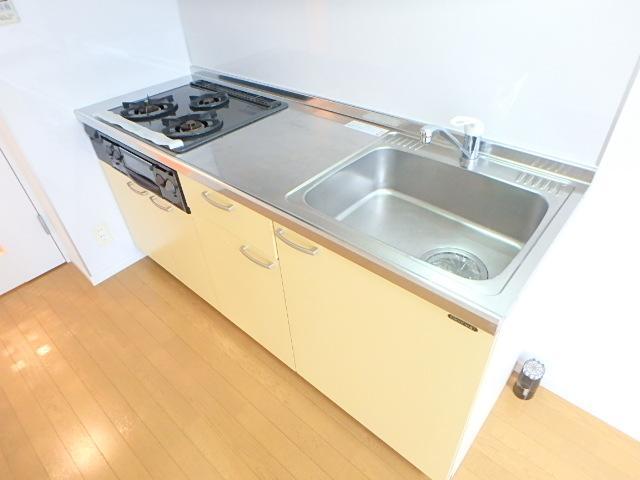 キッチン　３口ガスシステムキッチン（グリル付き）