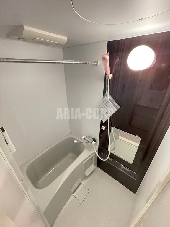 バス・シャワールーム　浴室乾燥付き。カラーパネル採用でお洒落なバスルームです。