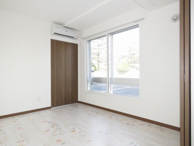 その他部屋・スペース　リビング横の洋室は、寝室にも最適です♪