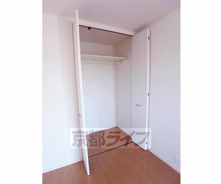 収納　使いやすいパイプ付きです。