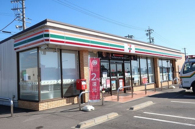 コンビニ　セブンイレブン（コンビニ）まで300m