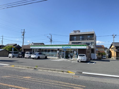 コンビニ　ファミリーマート（コンビニ）まで671m