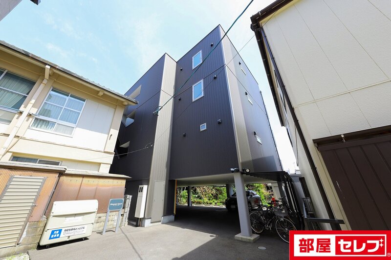 建物外観　号室ごとにお部屋の色合いが異なる物件です