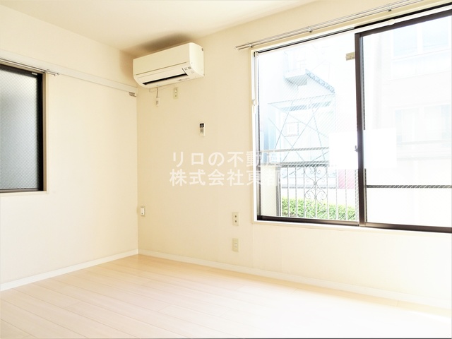 居室・リビング　２面採光なので、明るく風通しのよい過ごしやすいお部屋です♪