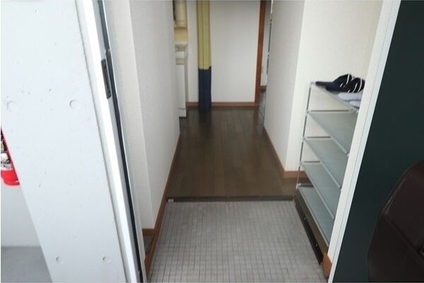 地下鉄東山線 岩塚駅 バス乗車時間：7分 最寄りバス停で下車 徒歩4分 4階建 築30年の玄関写真