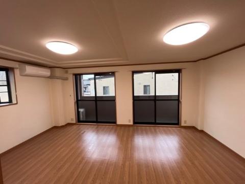ＪＲ福塩線 万能倉駅 徒歩10分 2階建 築23年の居間写真