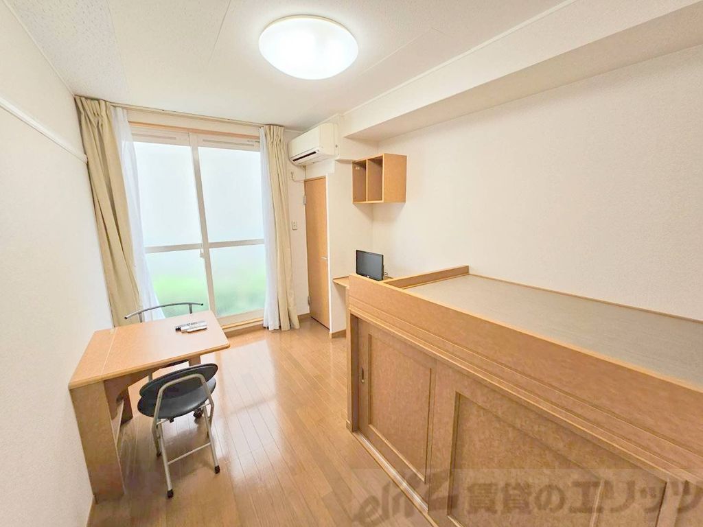 レオパレスさきの居間写真