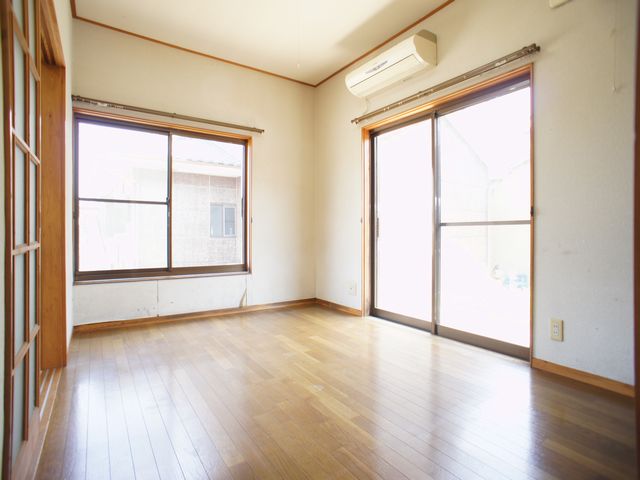 居室・リビング　快適に過ごせるエアコン付きです♪