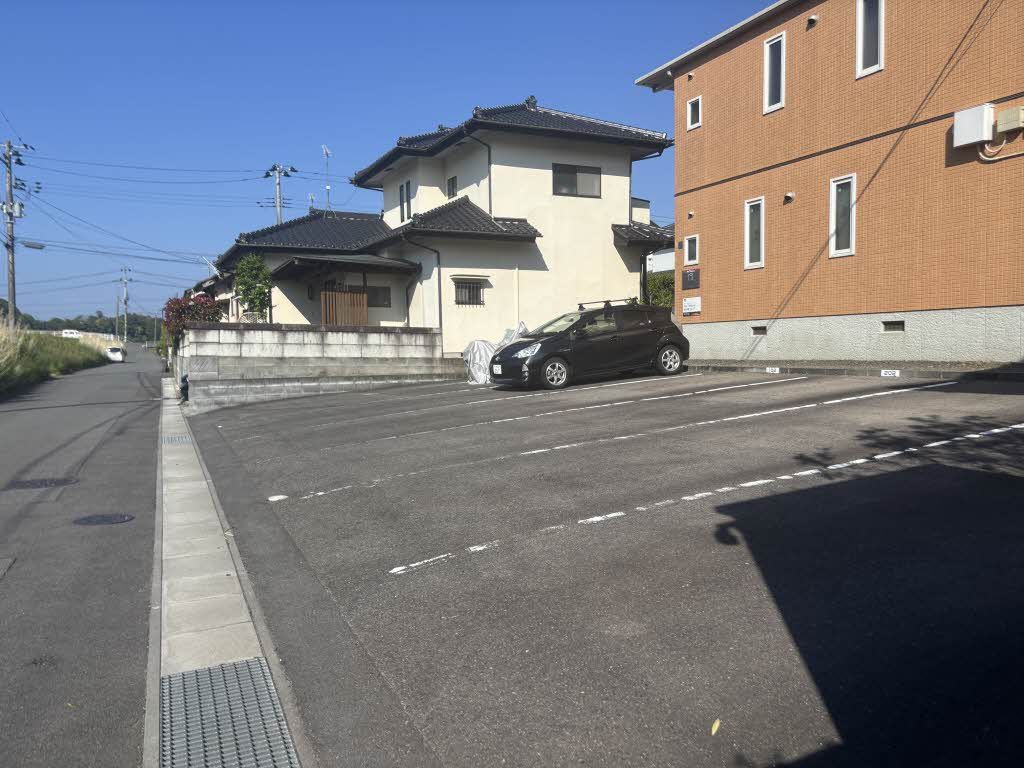 建物外観　駐車場