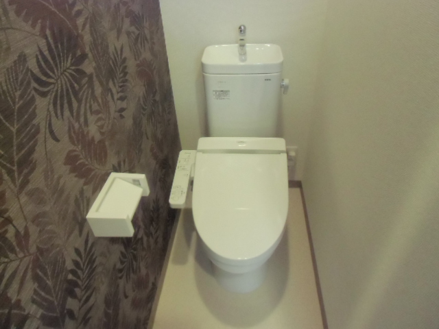 トイレ　温水洗浄機付のトイレです☆