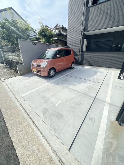 【リビングライフ諏訪ノ森の駐車場】