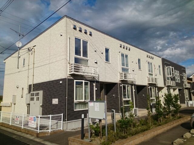 新潟市秋葉区新保のアパートの建物外観