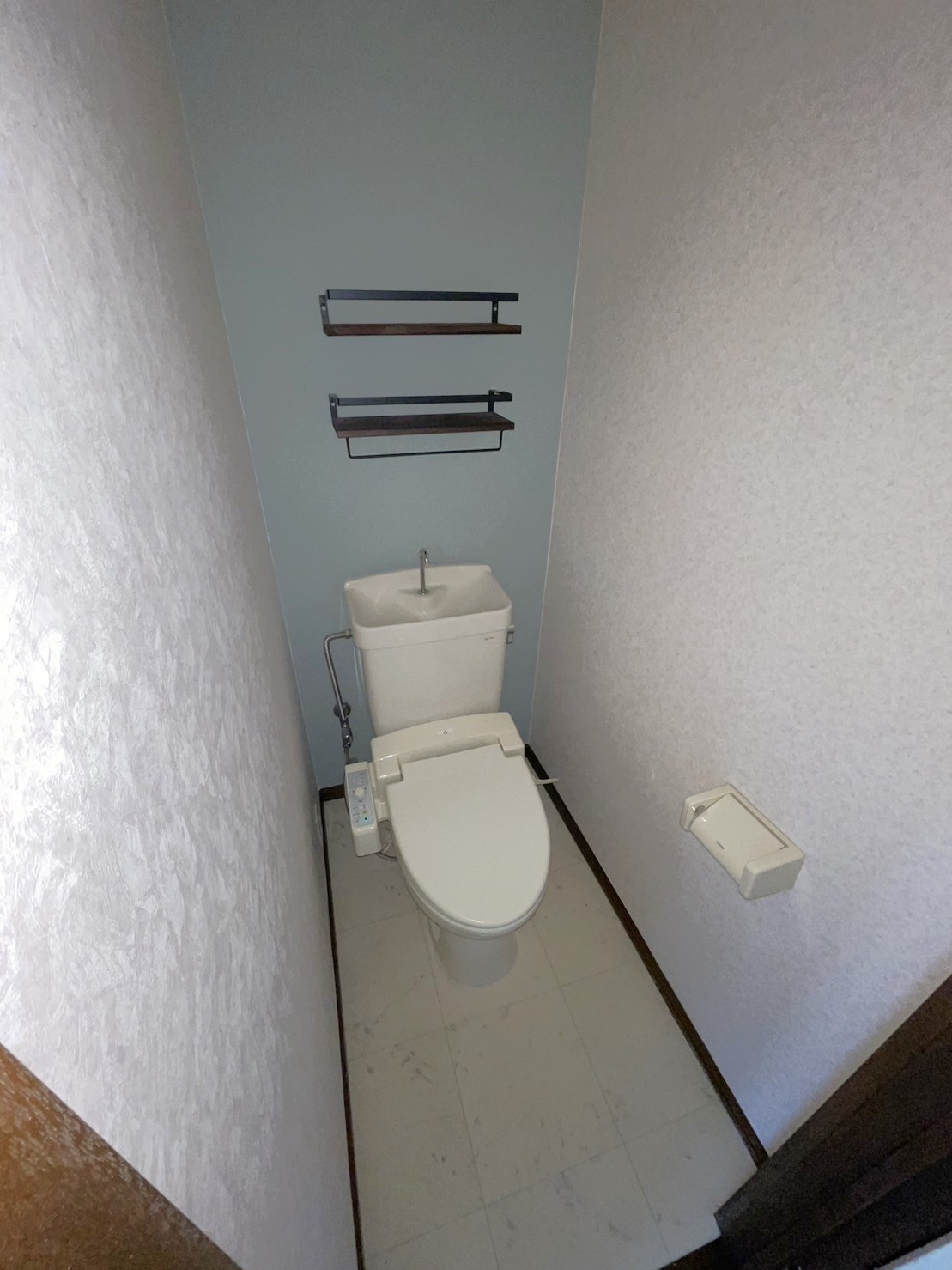 トイレ　ウォシュレット付・アクセントクロス張替え