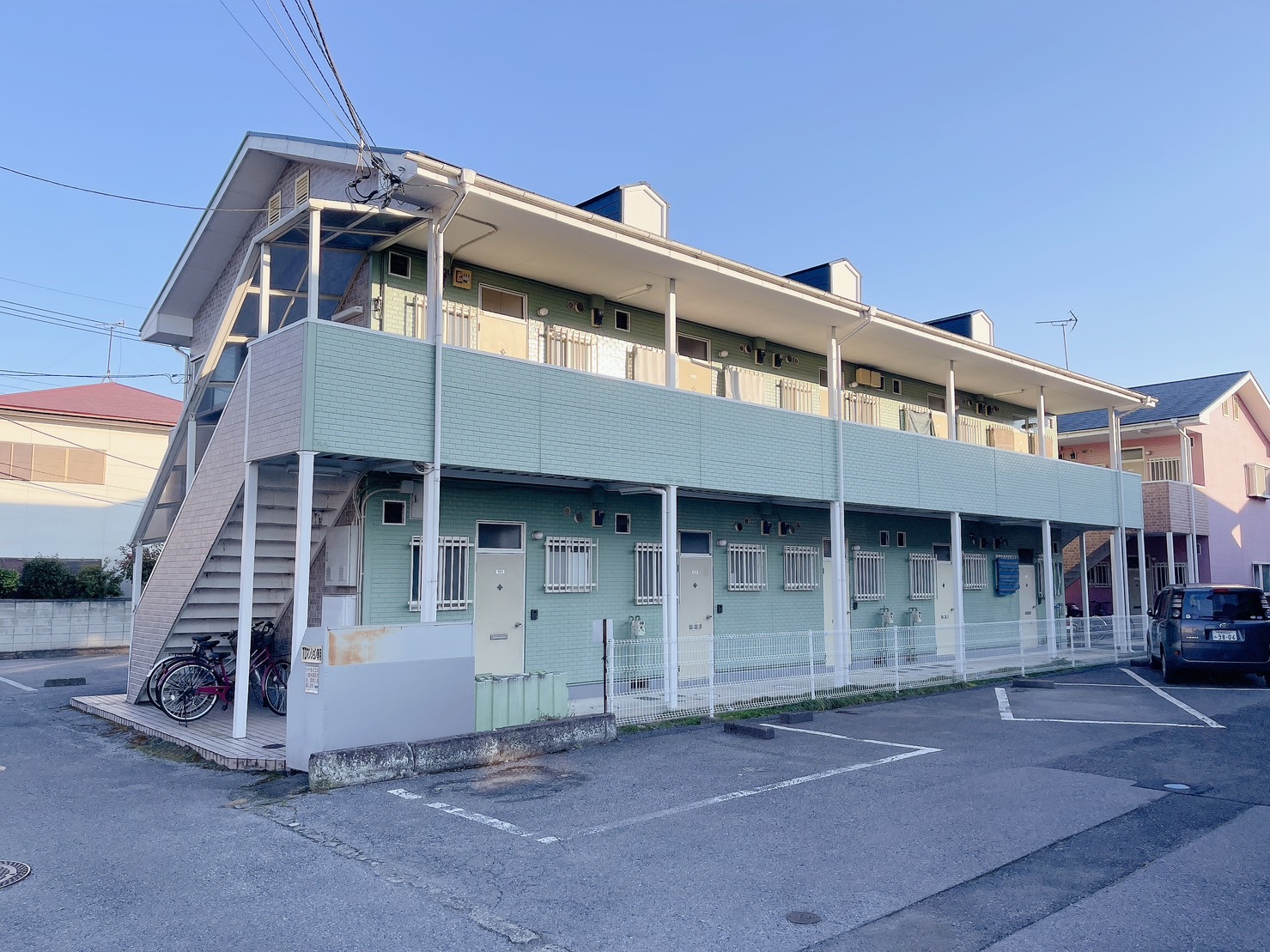 建物外観　前面棟なく開放感あります