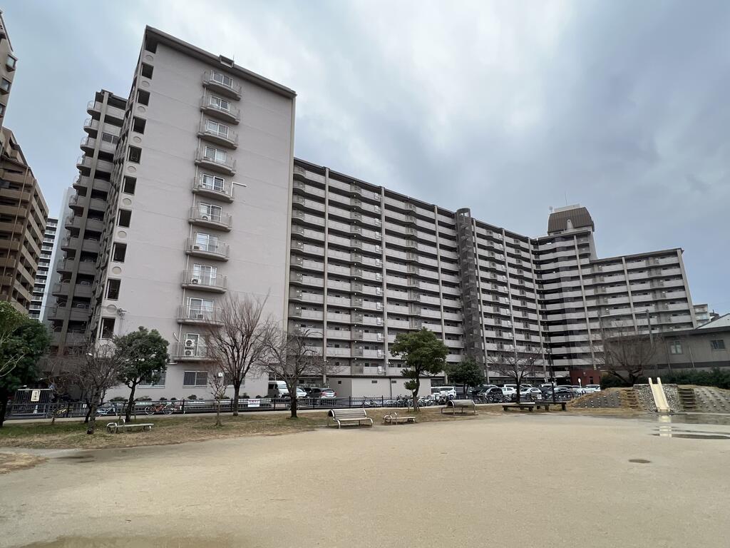 東大阪市西岩田のマンションの建物外観