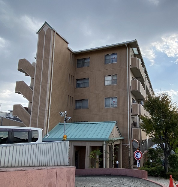 茨木市南安威のマンションの建物外観