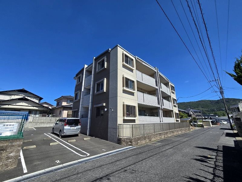 北九州市若松区鴨生田のマンションの建物外観