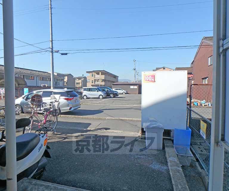 【京都市南区唐橋赤金町のアパートのロビー】