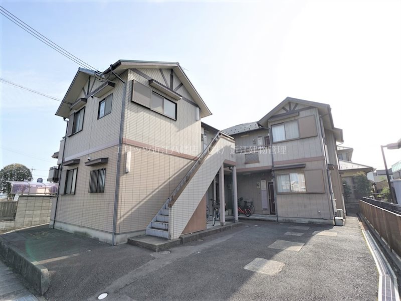 近江八幡市鷹飼町北のアパートの建物外観