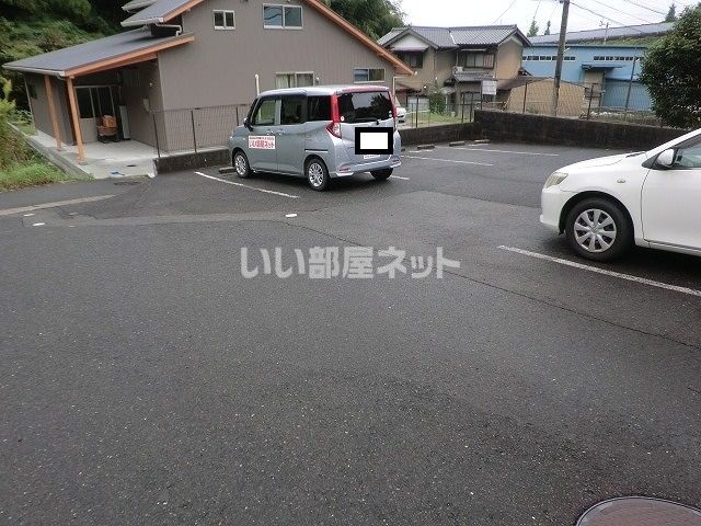 【桑名市大字西別所のアパートの駐車場】