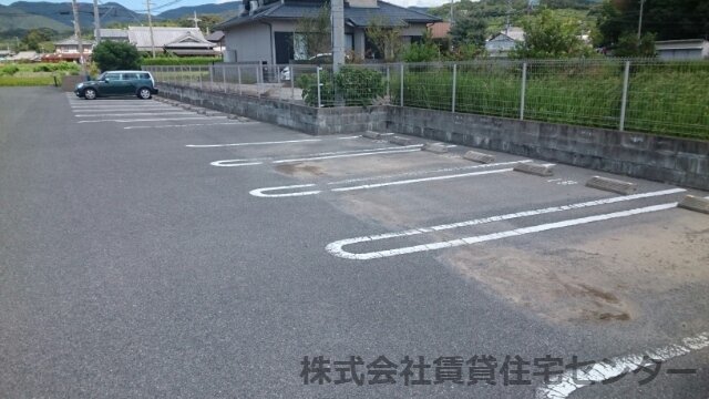 【リアンフォール IIIの駐車場】