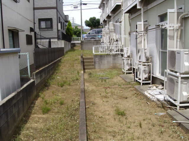 【千葉市花見川区幕張町のアパートの庭】