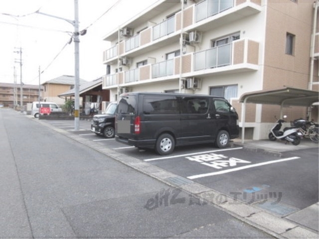 【守山市守山のマンションの駐車場】