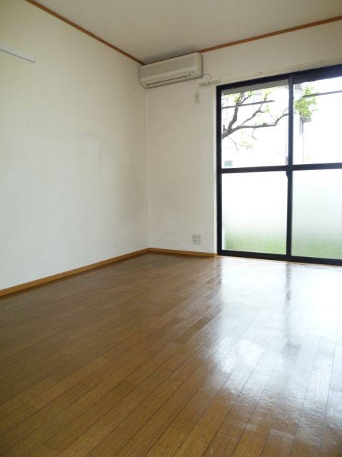 居室・リビング　明るい居室スペースですよ！