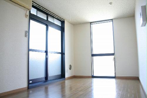 玄関　※設備・仕様は現況と異なる場合があります。