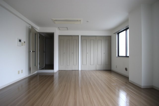 居室・リビング　同物件別室です。