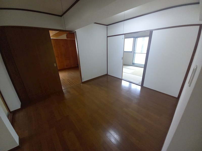 居室・リビング　改築前の古い状態です