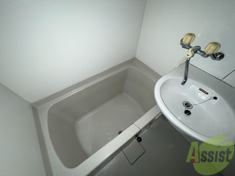 バス・シャワールーム　浴室はこちら。一日の疲れを癒しましょう。