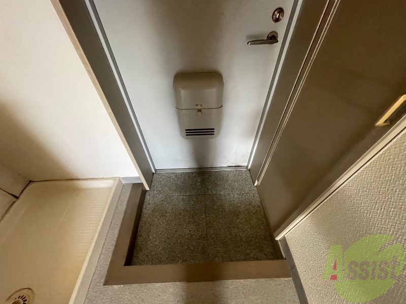 玄関　玄関からの様子を撮影しました。明るい印象ですね。