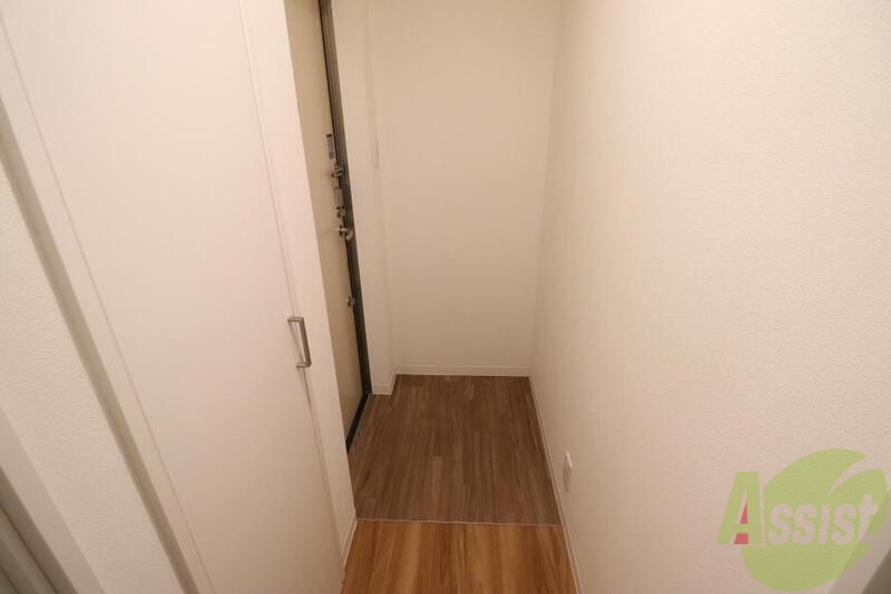 玄関　玄関横には収納が有ります