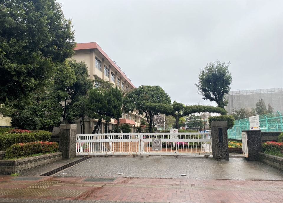 小学校　中洲小学校（小学校）まで620m