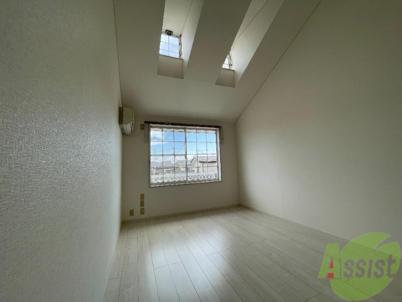 居室・リビング　８．７帖の洋室です。広々として使いやすいですね。