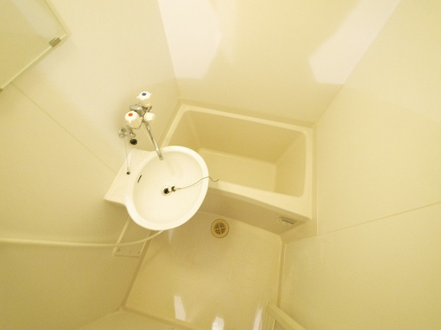 バス・シャワールーム　コンパクトで使いやすいお風呂です