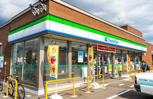 コンビニ　ファミリーマート千歳新富3丁目店（コンビニ）まで152m